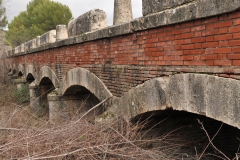 Exp.-Puente-de-los-Once-Ojos-junto-al-monumento-a-los-ojos
