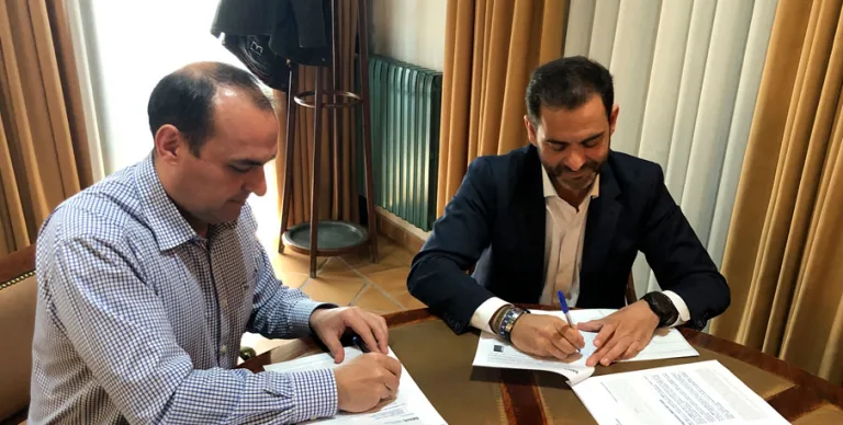 Firma del convenio de colaboración entre BBVA y ARACOVE